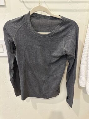 Women's Long-Sleeve swiftly tech Performance Top - Charcoal